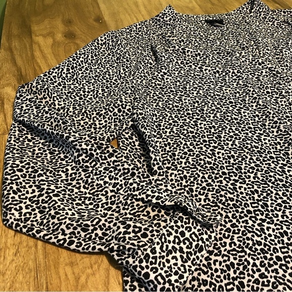 Torrid White Black Leopard Print Lightweight Sheer Long Sleeve Top Womens Size 2 - Picture 3 of 11